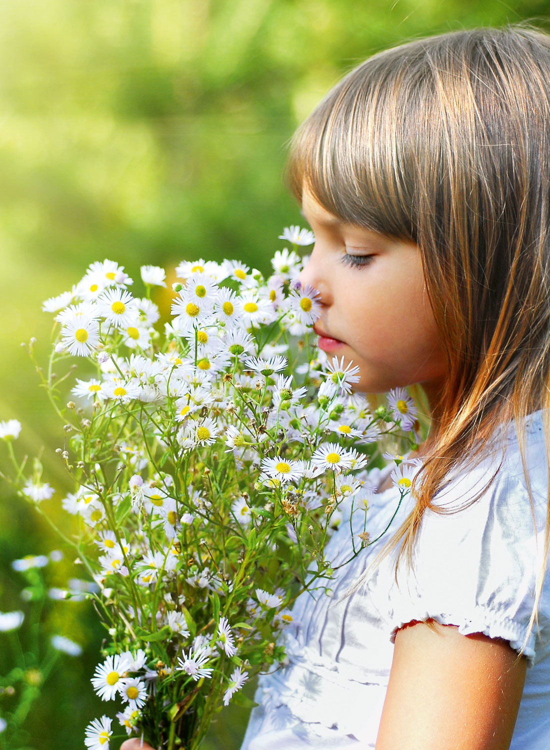 kamillion-maedchen-schnuppert-blumen