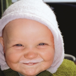 Lächelndes Baby mit breiverschmiertem Mund