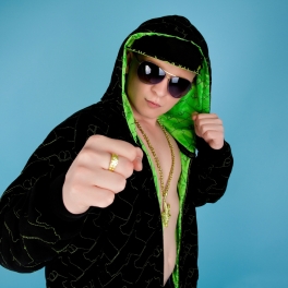 Ein böser Teenager mit Sonnenbrille