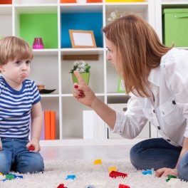 Wütende Mutter mit Kleinkind