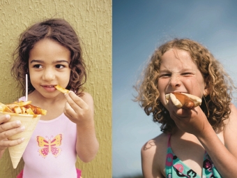 Zwei Mädchen essen Fastfood