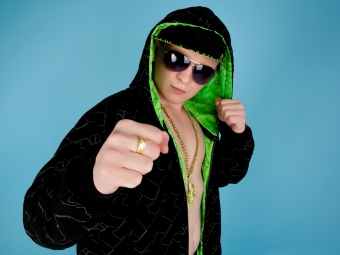 Ein böser Teenager mit Sonnenbrille