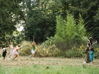 Kinder spielen im Wald