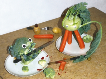 Broccoli mit Augen bedroht Knollensellerie mit beinen aus Rüebli