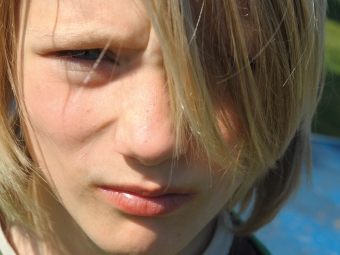 Junge mit langen Haaren.