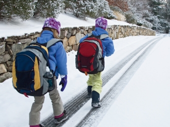 Kinder auf dem Schulweg im Winter
