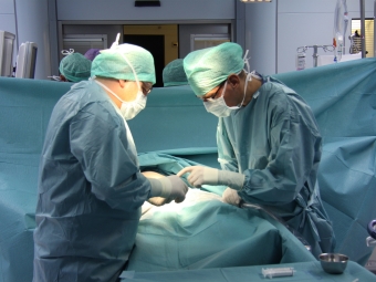 Luigi Raio und David Baud operieren gemeinsam das Kind im Mutterleib