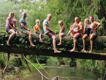 Familien auf einem Baumstamm