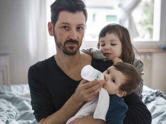 Vater mit Kindern