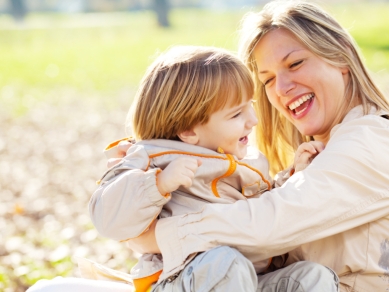 33_Humor_in_Erziehung_Mutter_Kind_lachend_iStock_000016574681Small.jpg