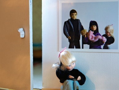 Diorama: Kind hockt am Boden