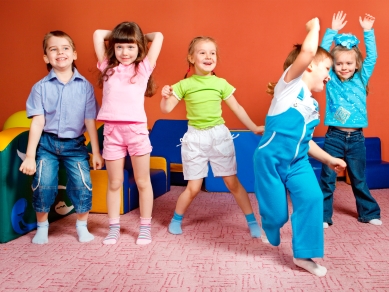 Kinder spielen in der Wohnung