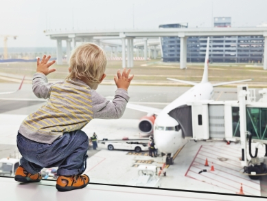 Kleiner Junge schaut auf ein Flugzeug