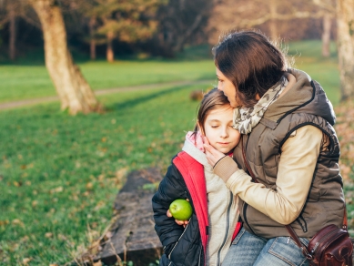 Mutter ist besorgt um ihre Tochter