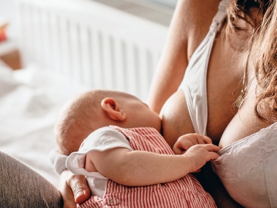 Baby beim Stillen