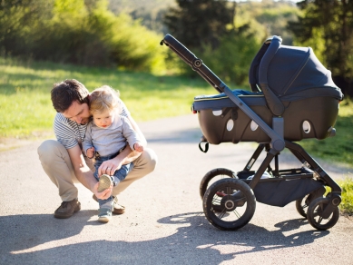 kinderwagen vater kind