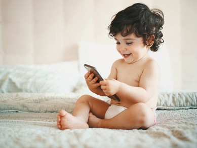 kind-mit-handy-spielen-0520