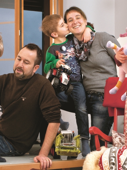 Familie Santschi mit ihren drei Kindern, darunter Leonie