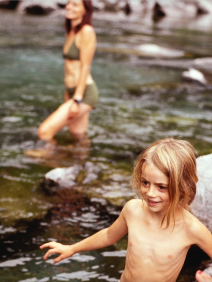 Kind badet im Fluss
