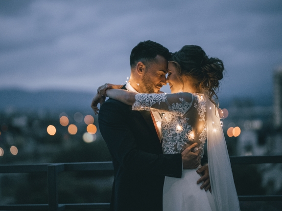 Braut und Bräutigam genießen Sie Ihre Liebe