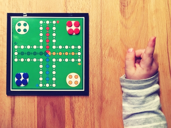 Kind mit Spielbrett