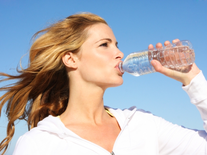 17_trinkende_Frau_iStock_000015884027Small.jpg