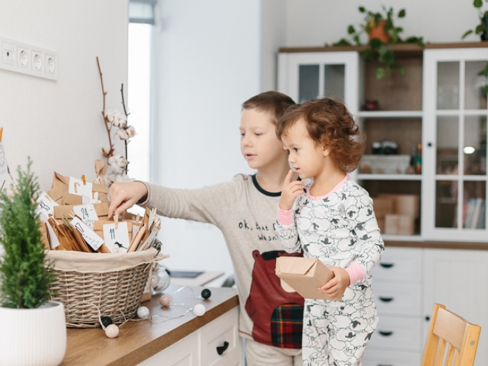 Kinder freuen sich auf Geschenk aus selbstgemachtem Adventskalender