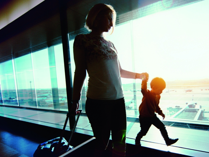 Mutter mit Kind am Flughafen