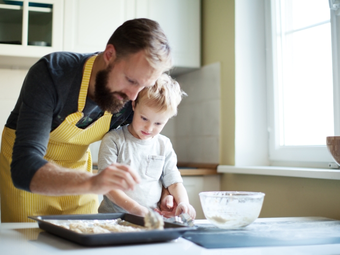 Mann mit Kind in der Küche