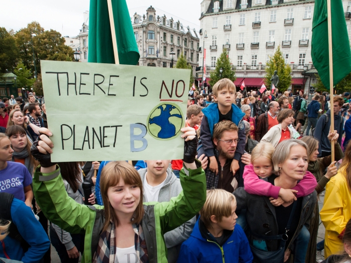 jugendliche demonstrieren für den klimaschutz