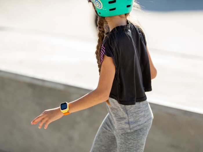 smartwatch-kind-maedchen-skateboard