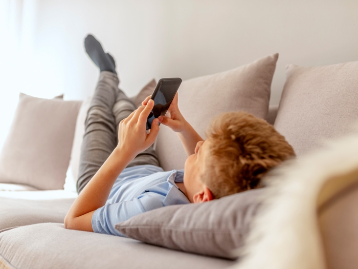 smartphone-junge-handy-sofa