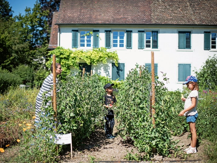 garten-gaertnern-kinder-erwachsene-oekologie