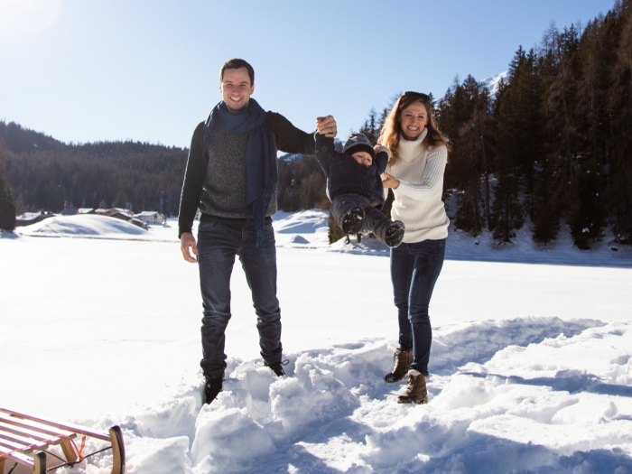 Die Cover-Familie der Ausgabe 2/2021 im Schnee