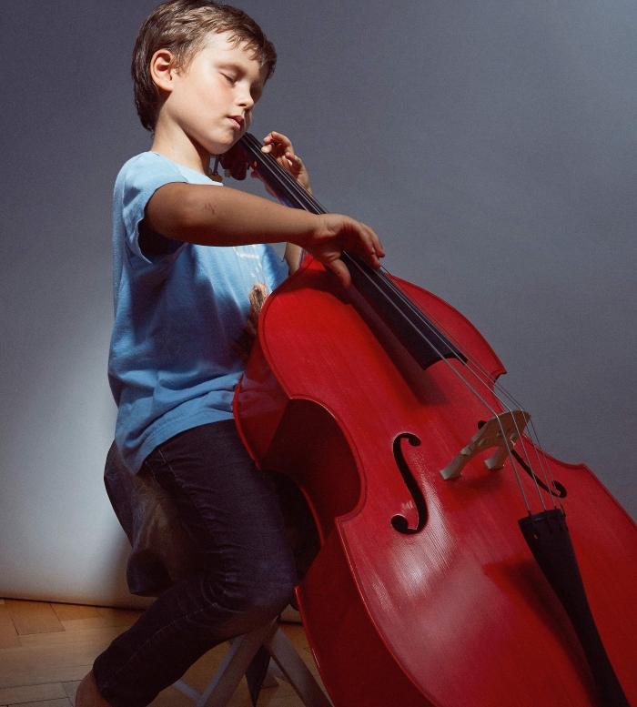 Leonard Haas (6 Jahre), Kontrabass