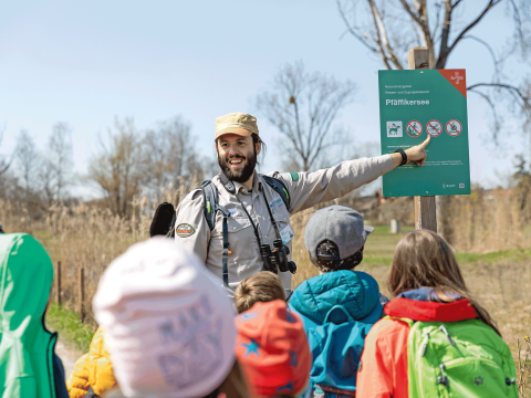 Der Pfäffikersee ist nicht nur ein Naturschutzgebiet, sondern seit 2009 auch ein Wasser- und Zugvogelreservat. Ranger Marco Lupi will wissen, ob die Kinder die Regeln kennen. Spoiler: Ja!