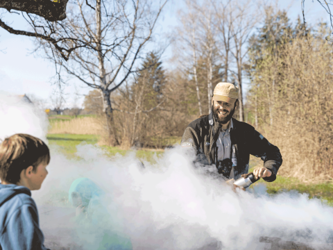 Feuer löschen, bevors zurückgeht! Viel Dampf entsteht, wenn Wasser aufs Feuer gegossen wird.