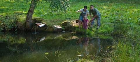 Familie am Teich