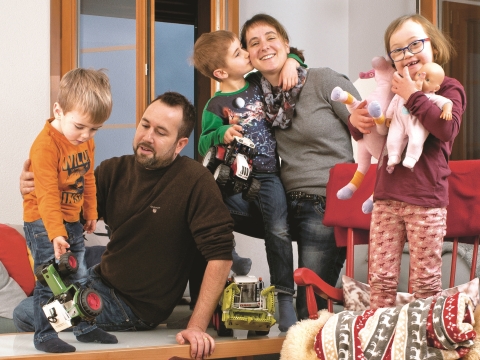 Familie Santschi mit ihren drei Kindern, darunter Leonie