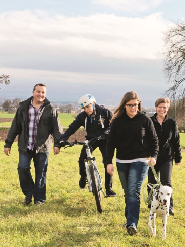 Familie Holzinger mit Pascal beim Spazieren mit dem Hund