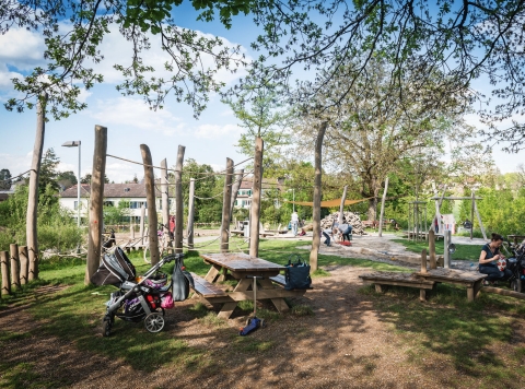 Spielplatz Elfenau, Kinderwagen und Sitzplatz