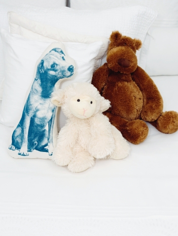 Kuscheltiere auf Bett