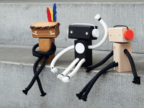 Drei kleine selbstgebastelte Roboter aus Holz