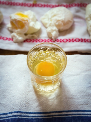 Aufgeschlagenes Ei in einem Glas