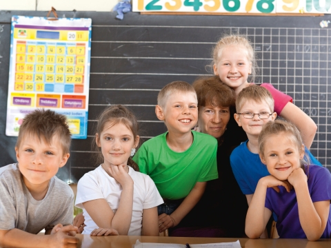 Kinder vor Wandtafel