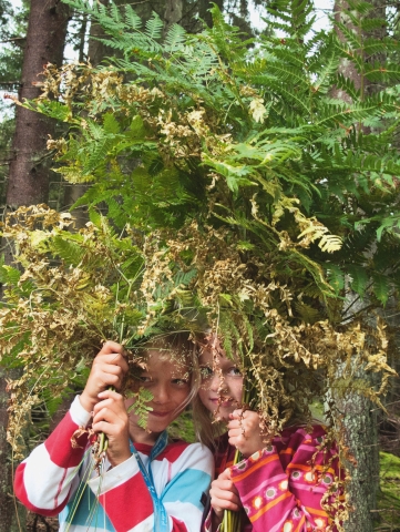 Kinder verstecken sich im Wald