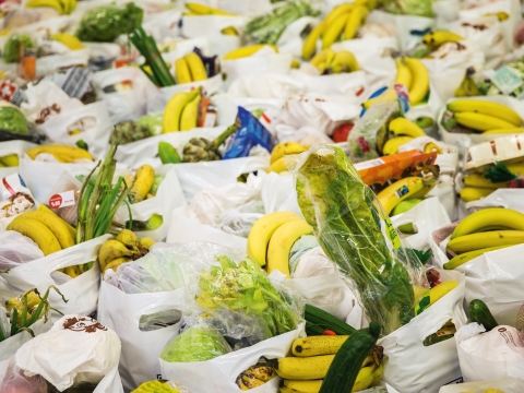 Mit frischen Lebensmitteln gefüllte weisse Plastictüten