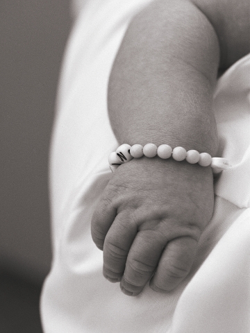 Babyarm mit Armband