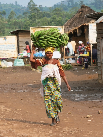 Frau trägt Bananen auf dem Kopf