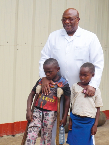 Dr. Jo Lusi mit 2 Kinder